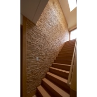 本物の木を1枚1枚手割りした壁材を使用した階段