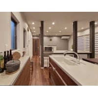 柱を活かしたモダンな住まい【キッチン】