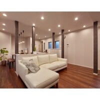 柱を活かしたモダンな住まい【リビング】