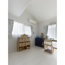 子供部屋。お子様に内装を決めてもらい、白を基調とした空間ながら個性のある空間としています。