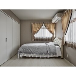 内装にこだわり、各部屋ごとに異なる白色のフローリングを使用。たっぷりとした収納も備えました。
