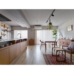 和室だった部分を一部取り込んで、広く明るいリビングダイニングへ変更しました。床暖房を設置し、家族が快適に過ごすことができる空間としています。右手壁面にはピクチャーレールを備え付けました。アイアンと無垢材を組み合わせた収納とデスクは実用性とデザイン性がマッチしています。