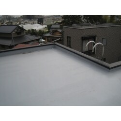 陸屋根は開放的ですが、同時に防水が大変重要となります！
今回の調査で防水層の穴を発見いたしましたので、FRP防水加工で修繕いたします！