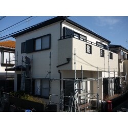外壁の塗装とバルコニー部が完工致しました！あたたかみのある色合いで、とても素敵なお家になりました！バルコニーのグラつきも無くなり、これなら今後も安心して暮らしていけます！