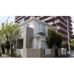 事前に点検を行わせていただき、屋根と外壁、付帯部の塗装を行いました！お家の印象が明るくなったと、お施主様もご入居の皆様も喜んでくださいました！