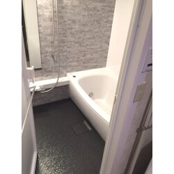 個性的な色のほっカラリ床。壁カラーと雰囲気も合って、とても大人っぽいシックなお風呂が出来上がりました。