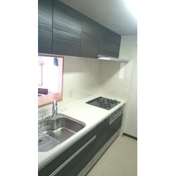お料理好きな方に大人気、クリナップのクリンレディ。濃い色の扉カラーと、アクリストンワークトップの白のコントラストが美しいキッチンに仕上がりました。