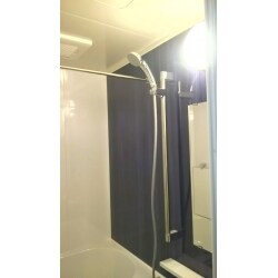 一面だけにアクセントでパネルを貼るのが最近の主流。濃い色と浴槽の白のコントラストが美しい浴室はリクシルのリノビオ。