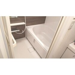浴槽の曲線が美しいLIXILのリノビオV。お手入れしやすい床とカウンタ―も魅力。