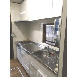 清潔感のあるミストホワイトのキッチンはLIXILのアレスタ。