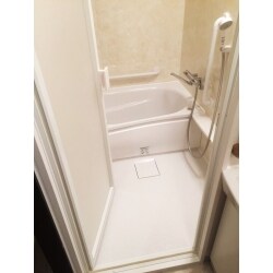あたたかいほっカラリ床とぬくもりのある壁の色で、とても落ち着くことができるお風呂になりました。