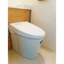 スマートなタンクレス・・・と思いきや、後ろの戸棚に秘密あり？！