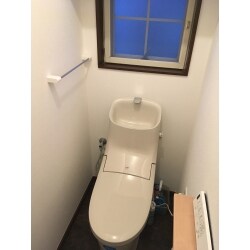 トイレを洗浄するだけで汚れがツルンっと落ち、くすみの原因となる水アカ、リング状の黒ずみをよせつけないアクアセラミックのLIXILアメージュZAのトイレを工期2日間で内装込みで完成！