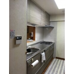 17年前に設置したコンロのため、やはり掃除が大変だったとのことで交換を検討されていました。しかし今後また数年してキッチンに故障が出てきた場合にまた部分的に交換・修理するメンテナンス面を考えれば新しいものに新規一転することでコンロ以外の部分のお掃除も快適になるキッチンまるごとリフォームを提案いたしました。
