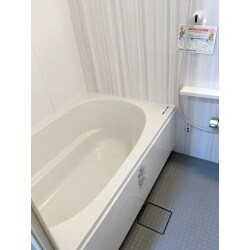 LIXILのユニットバスは人造大理石の浴槽が標準仕様となっています。
水あかが付きにくく、付いてもスポンジでラクにお手入れができます。