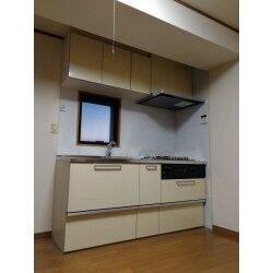 キッチンパネルは既存のものを再利用することで、よりリーズナブルになりました。
また、賃貸のお家の場合退去後はクリーニングを入れるとはいえ、どうしても汚れてしまっているためお手入れしやすいフラットスリムレンジフードにしたことで、より長く綺麗な状態を保てるキッチンとなりました。

