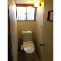 リーズナブルな商品のご提案とトイレ交換のせっかくの機会でしたので、床・壁・天井の内装も張替えした方がトイレ全体が明るくなるので合わせて内装工事もご提案させてきただきました。
