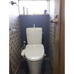クロスに合うように、トイレの色をブルーグレーにしました。正面のクロスはラメが入ったものです。