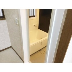 ツートンカラーのシックなお風呂に生まれ変わりました。