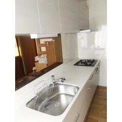 明るく真っ白な印象になったキッチンはLIXILシエラ。