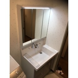 大きな鏡の裏にも収納が！