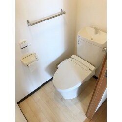 トイレ本体だけでなく、クロスや床のクッションフロアも張り替えましたので一層イメージが一新されました。