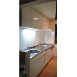 キッチンパネルは白で統一。天板はエンボスドットのステンレス製で清潔感アップ！