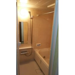 ほんわか暖色系の浴室は、心までときほぐれます。換気乾燥浴室暖房機付き。