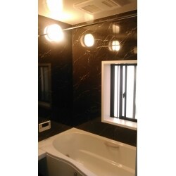 高級感あふれる浴室はLIXILのアライズ。ストーン調の壁パネルと艶のある浴槽が、まるで高級ホテルのような佇まい。