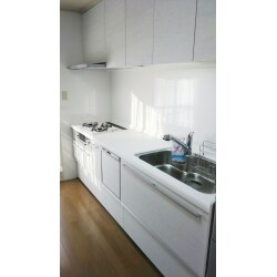 真っ白で清潔感あふれるキッチンはクリナップのラクエラ。頑丈でオシャレ、たくさんの収納に手折れが簡単、機能満載で大人気のキッチンです。