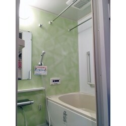 可愛らしい若草色のアクセントパネルが浴室全体を柔らかく彩ります。
