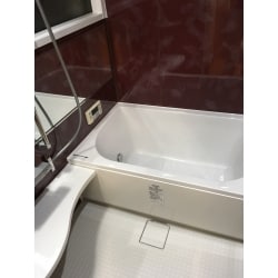 既存窓が開閉出来る位置+スライドバーが窓と鏡を跨げる位置に設置出来るようにふかす事によって、浴室が広く見えるワイドミラーを使用することができました。