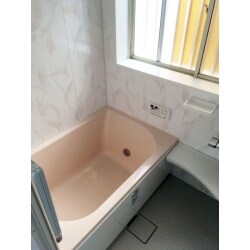 浴槽もピンクで色をそろえたので、まとまりが有り明るい浴室になりました。