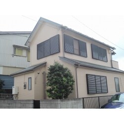 お悩みだったベランダの雨漏り。再発を防げるようしっかりと補修しました。屋根のよごれや色あせも丁寧に洗浄しJIS認証の遮熱塗料で塗装しました。
