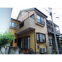 明るい黄色と茶色を使い優しい雰囲気に