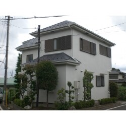 屋根重ね葺き工事、外回り塗装工事完了後の写真です。