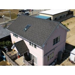 既存スレートに下葺材を敷き、ｼﾞﾝｶﾘｳﾑ鋼板をビス止め施工により重ね葺きしました。
