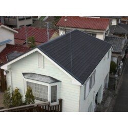 既存スレート屋根に下葺きをし、ｼﾞﾝｶﾘｳﾑ鋼板の重ね葺きと換気棟を取り付けました。