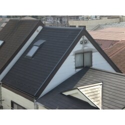 急勾配屋根で小屋裏収納兼部屋になっており屋根裏が無い為、夏暑いので断熱材（ｽﾀｲﾛﾎｰﾑ15mm）を屋根全面に敷き、下葺き材を敷きｼﾞﾝｶﾘｳﾑ鋼板の重ね葺きをしました。