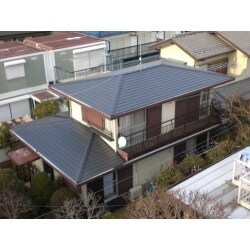 既存スレート屋根に下葺き材を敷き、ガルバリウム鋼板の重ね葺き施工を致しました。
