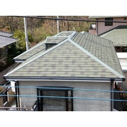 既存スレート屋根にｼﾞﾝｶﾘｳﾑ鋼板の重ね葺き工事をし、二階は断熱材（ｽﾀｲﾛﾎｰﾑ15mm）を使用しております。