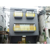 窓の手すりも統一感を出してポップな外観に