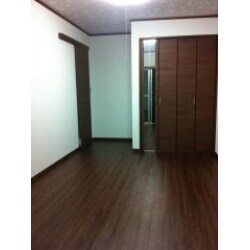 フローリング床と収納の扉や建具が同系色で統一感があり、落ち着いた広がりのある部屋ができあがりました。