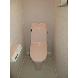 トイレの改修工事です。今までご使用していたトイレの床は段差があり、和式トイレの為、不便でした。今回のトイレリフォームでトイレ内の段差をなくし、洋式トイレに交換しました。