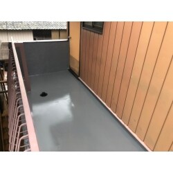 雨漏れが発生したのでバルコニーのウレタン塗膜防水工事を施工。
既存コンクリートのクラックも全て補修しての施工なので雨漏れはしっかり止まりました。