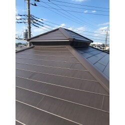 屋根をスレート葺きから金属屋根へカバー工法。