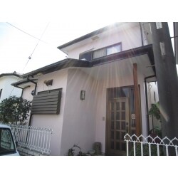 屋根・外壁・雨樋などを塗装したので外観がキレイに。
外壁はお客様好みの色合いを御相談されたので、カラーサンプル帳から
メーカーへ微調整して頂いて特注カラーに仕上げました。