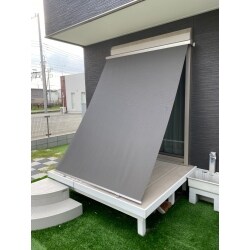 日よけを外に設置することにより、ガラスが外部の熱を吸収する前に
日よけが熱を吸収してくれるので室内の温度上昇を抑えてくれ、エアコンの効率も上げてくれます。