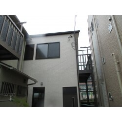 木造2階建て築40年以上の共同住宅を、骨組みを残して解体して耐震補強工事を行い
住宅として再生いたしました。