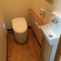 タンクレストイレと手洗い器